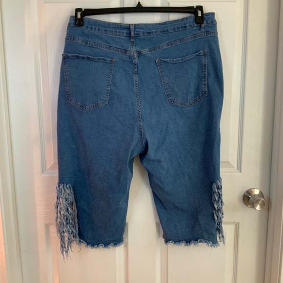 CAPRI DISTRESSED FRINGE JEANS PLUS SIZE 4X - Picture 4 of 9